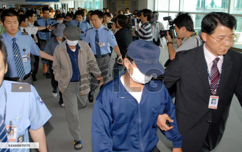 4 N. Korean defectors travel to S. Korea from Japan