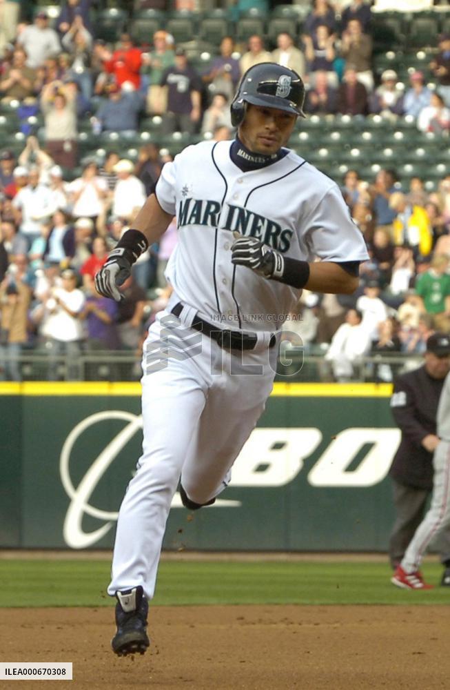 Ichiro homers against Phillies