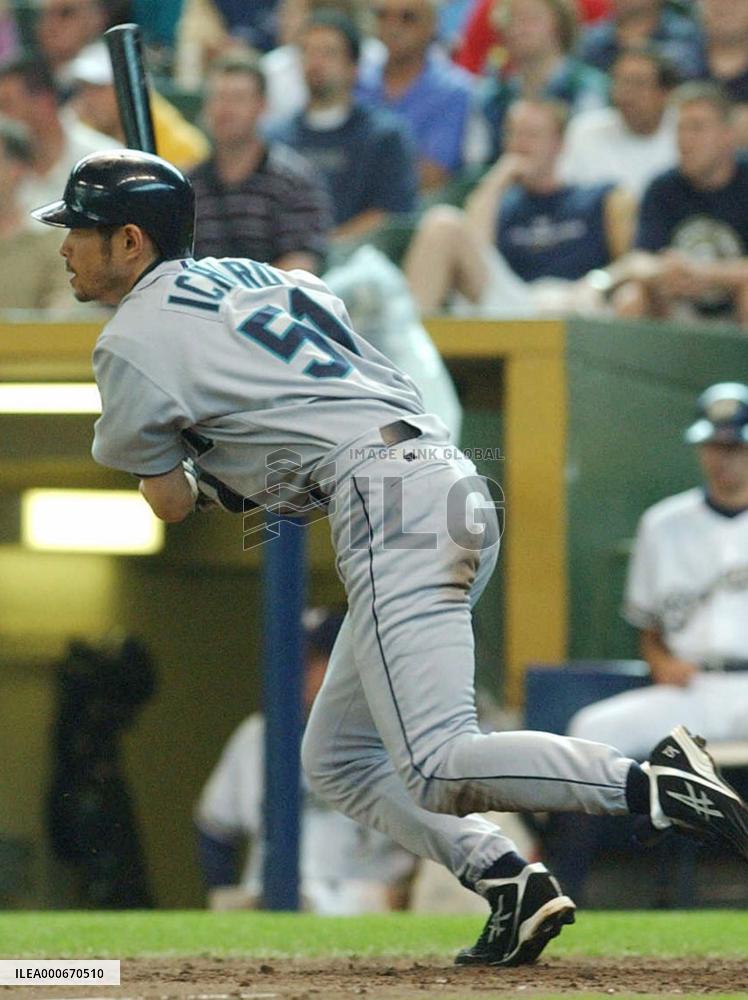 Mariners' Ichiro goes 3-for-5 against Brewers