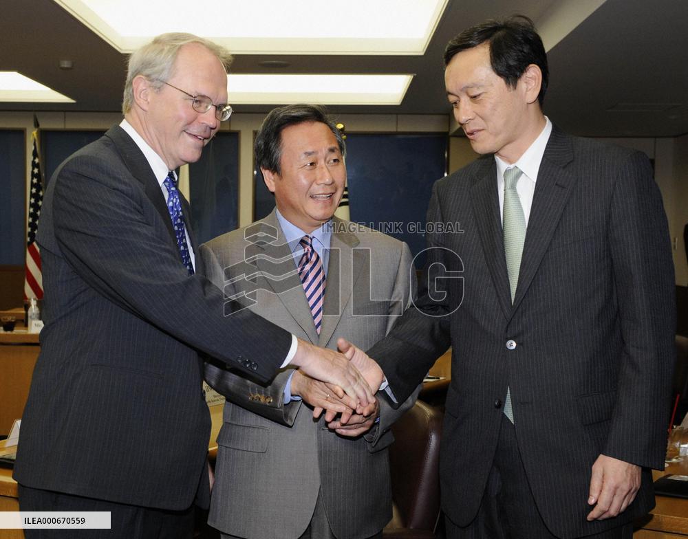 Japan, U.S., S. Korea meet to push forward N. Korea nuke talks