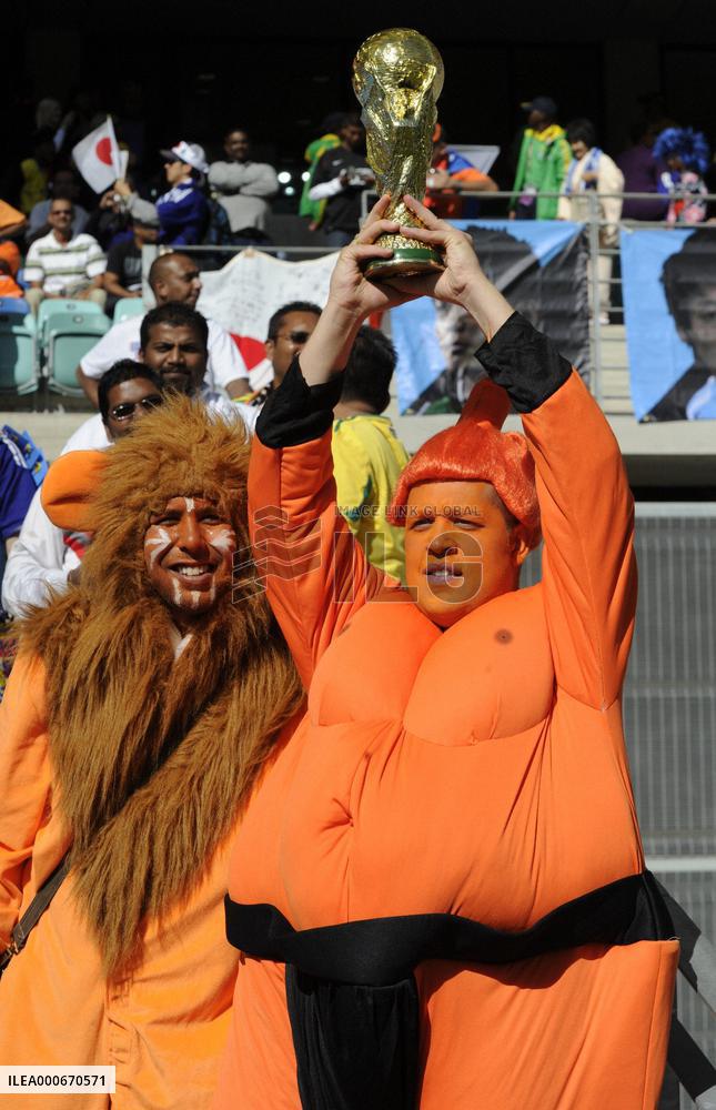Japan vs Netherlands in World Cup Group E match