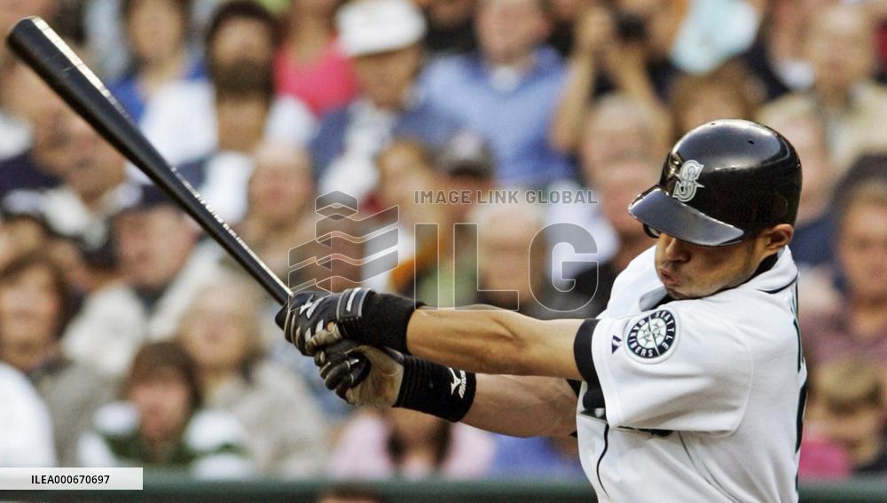 Ichiro extends hitting streak to 14 games