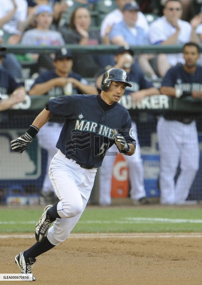 Ichiro extends hitting streak to 25 games