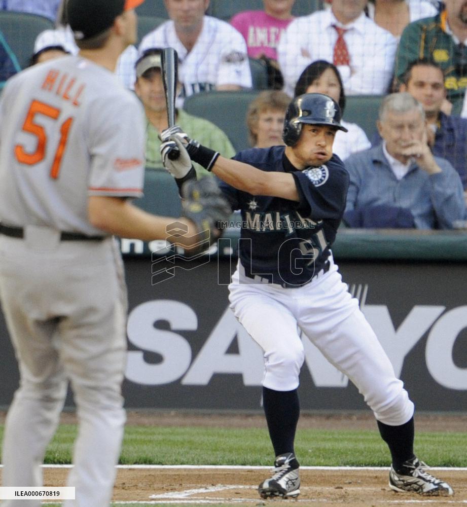 Ichiro extends hitting streak to 25 games