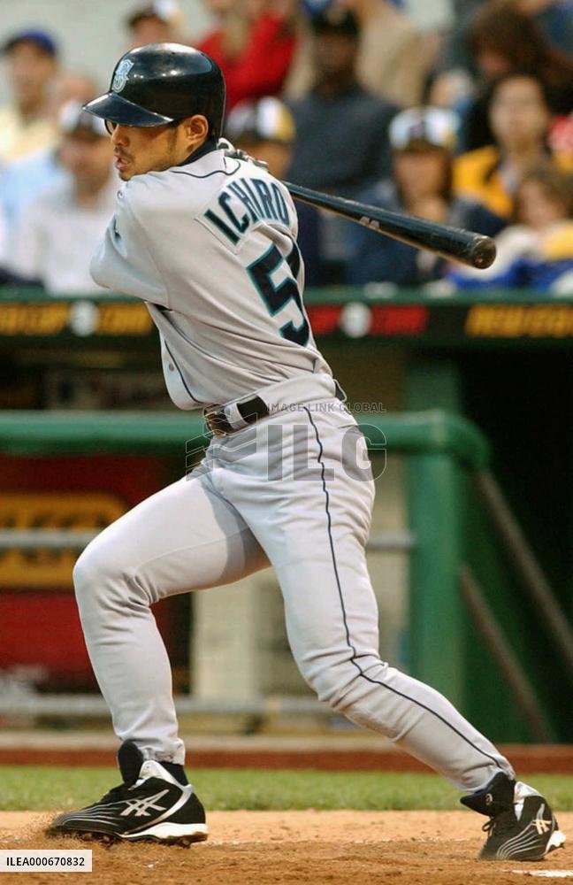 Ichiro hits single against Pirates