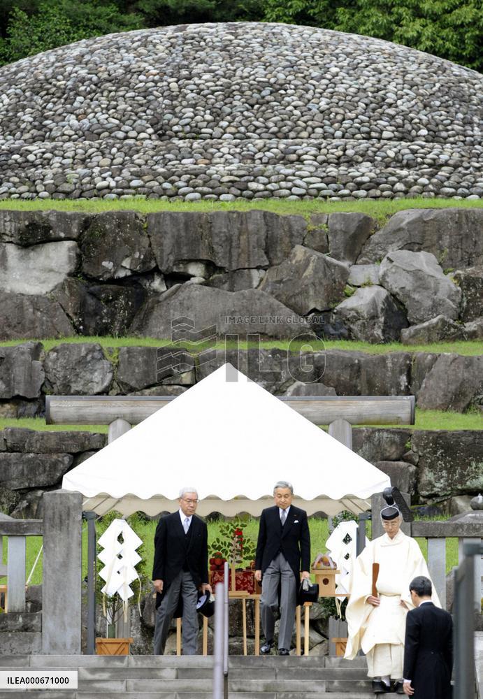 Emperor Akihito, Empress Michiko visit mausoleum of Emperor Showa