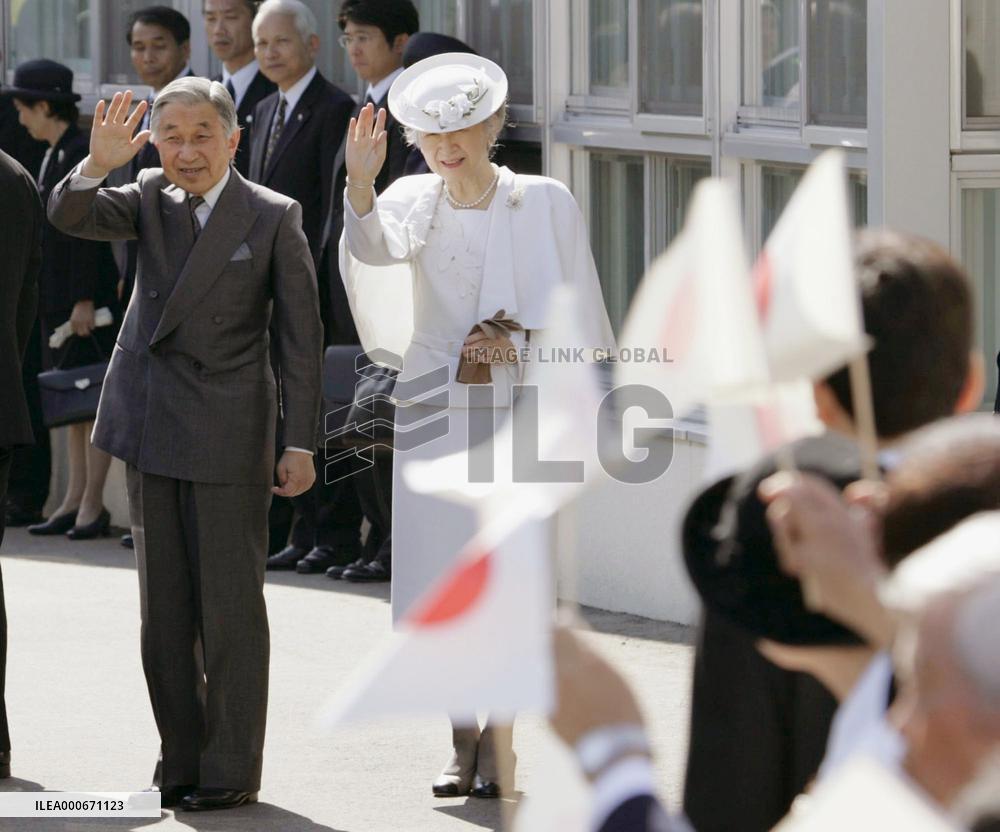 Emperor, empress visit Hokkaido