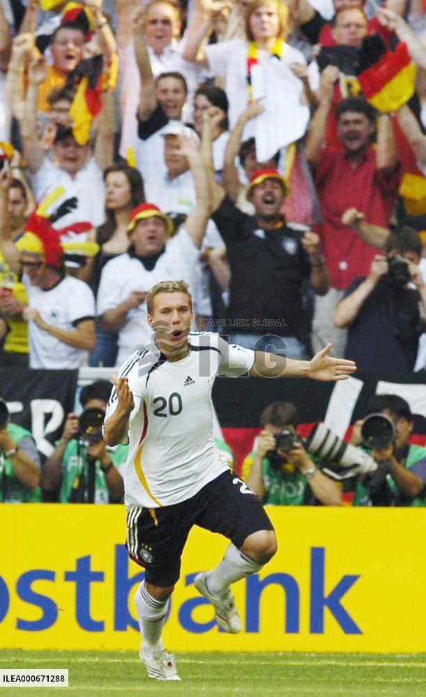 Germany beat 10-man Sweden 2-0 to advance to quarterfinals