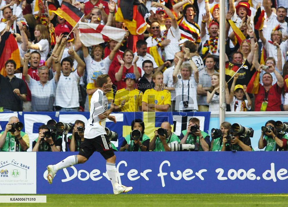 Germany beat 10-man Sweden 2-0 to advance to quarterfinals
