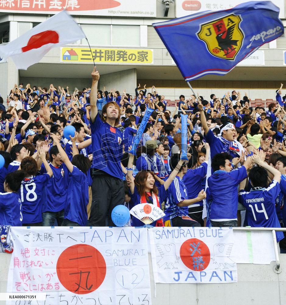 Japan beat Denmark to cruise into last 16