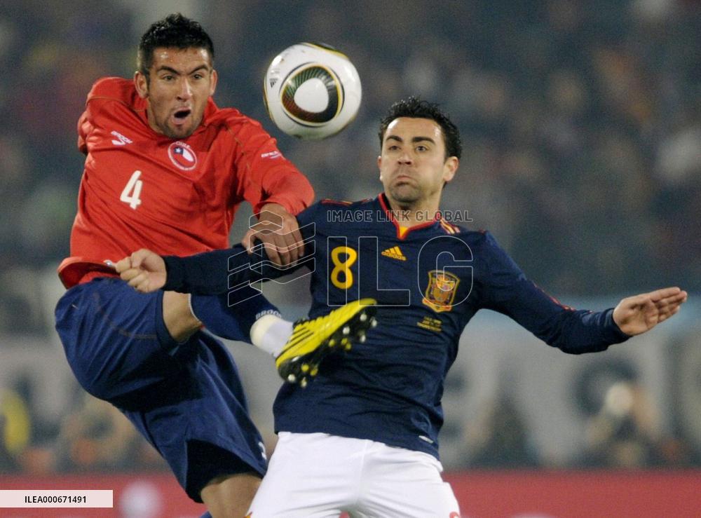 Spain beat 10-man Chile 2-1, both teams advance to round of 16