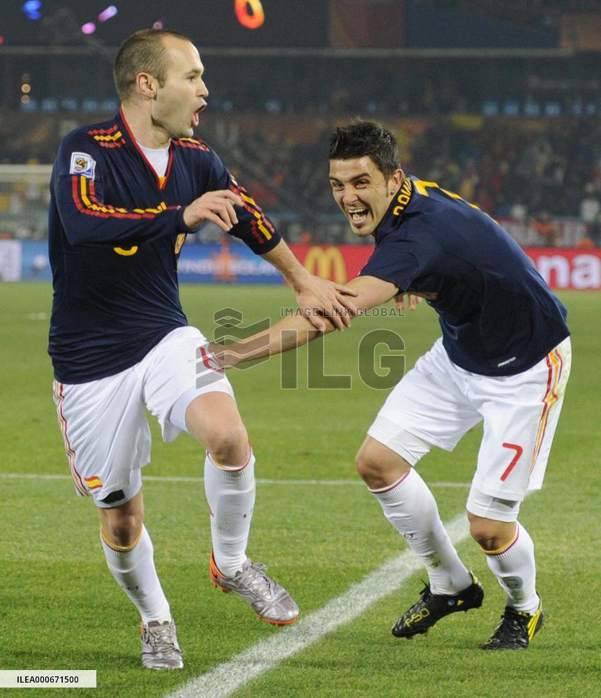 Spain beat 10-man Chile 2-1, both teams advance to round of 16