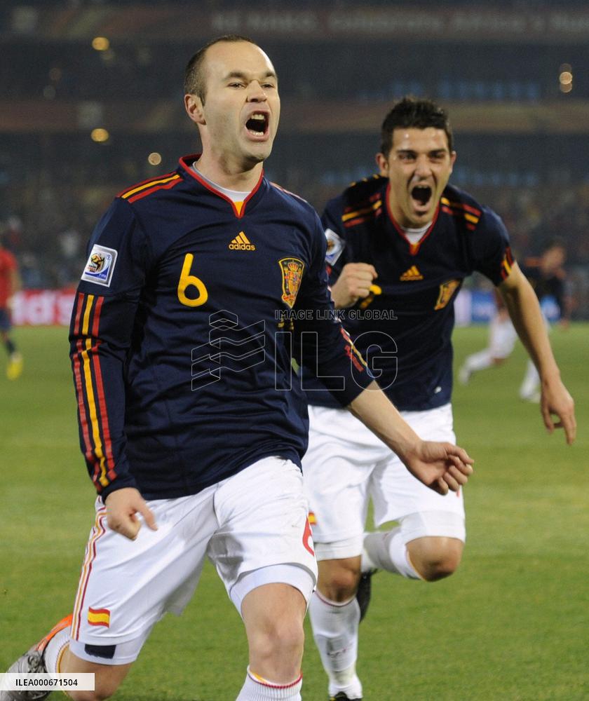 Spain beat 10-man Chile 2-1, both teams advance to round of 16