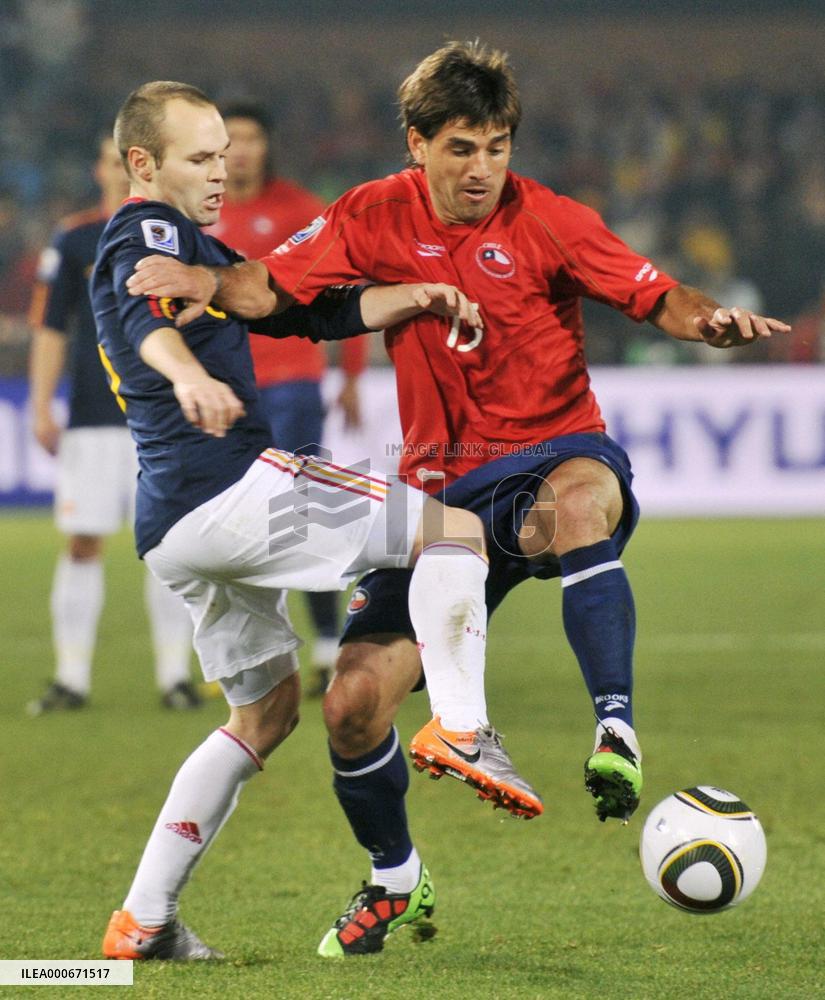 Spain beat 10-man Chile 2-1, both teams advance to round of 16