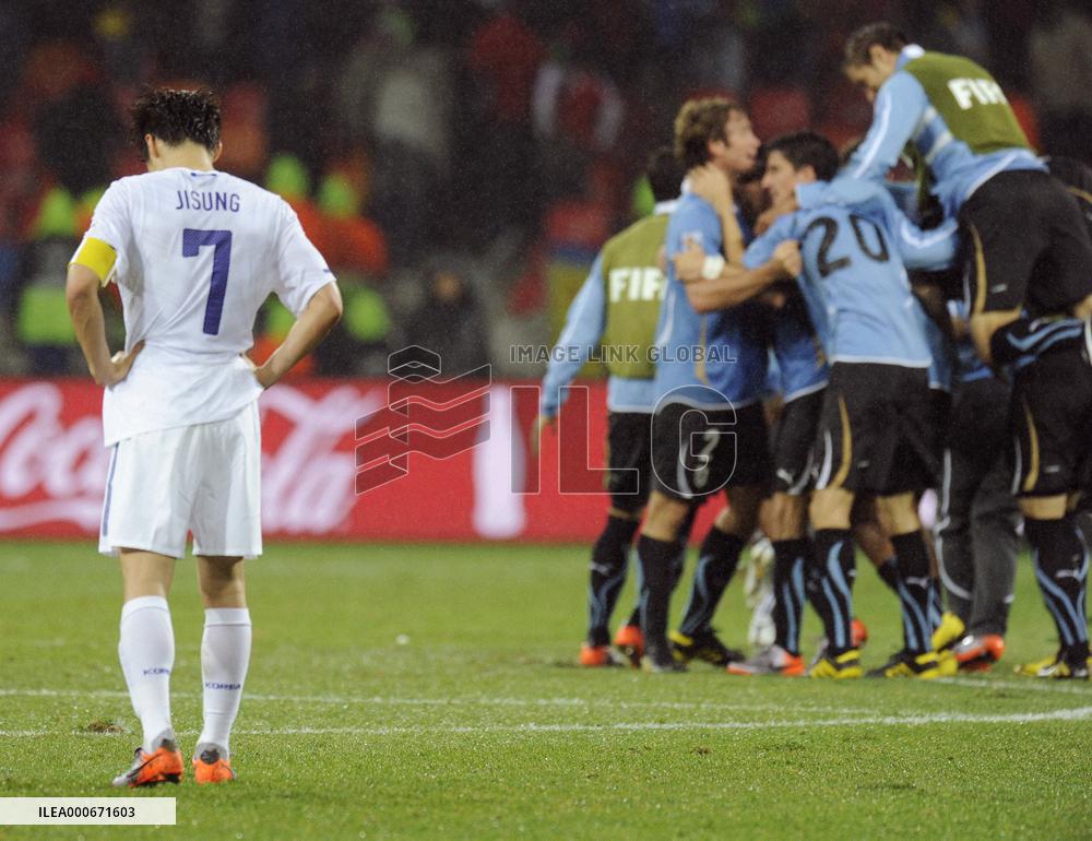 Uruguay beat S. Korea in World Cup second round