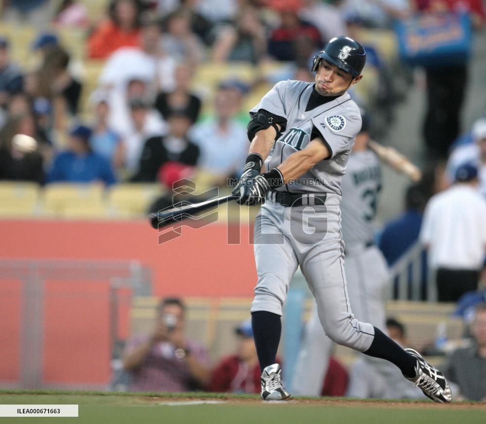Ichiro gets 2 hits in Mariners' loss