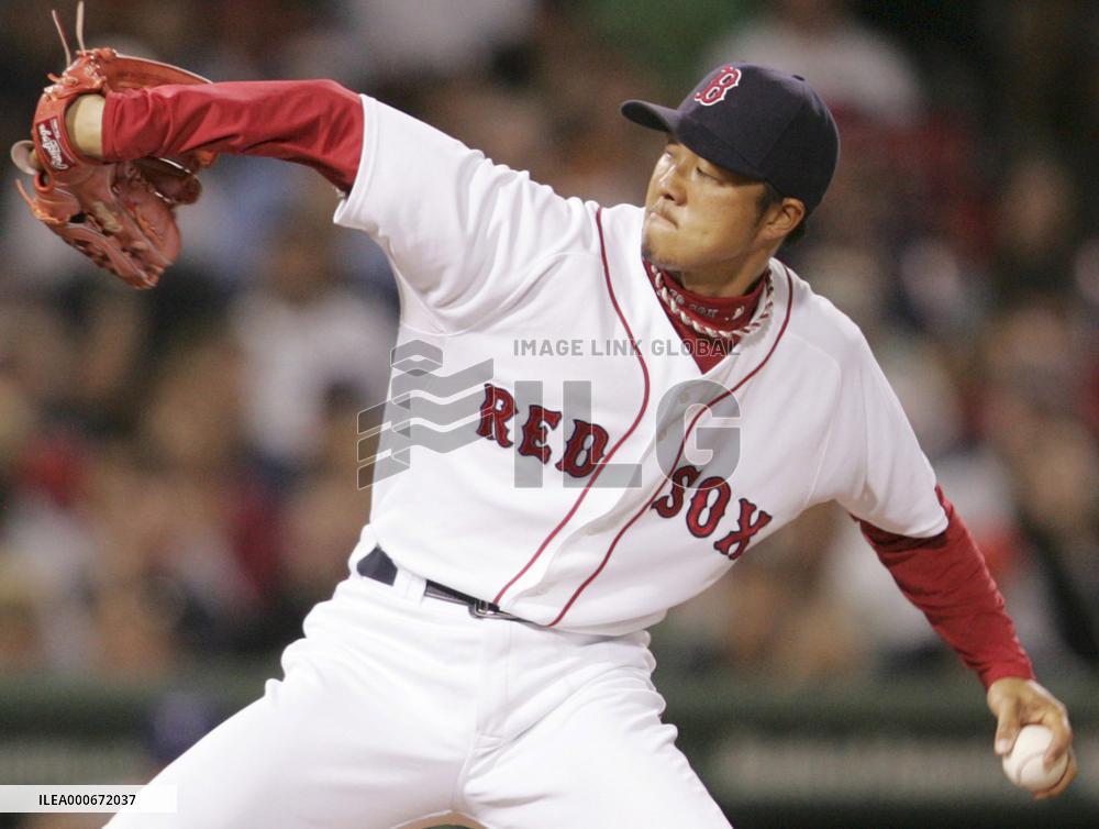 Okajima throws perfect 8th inning