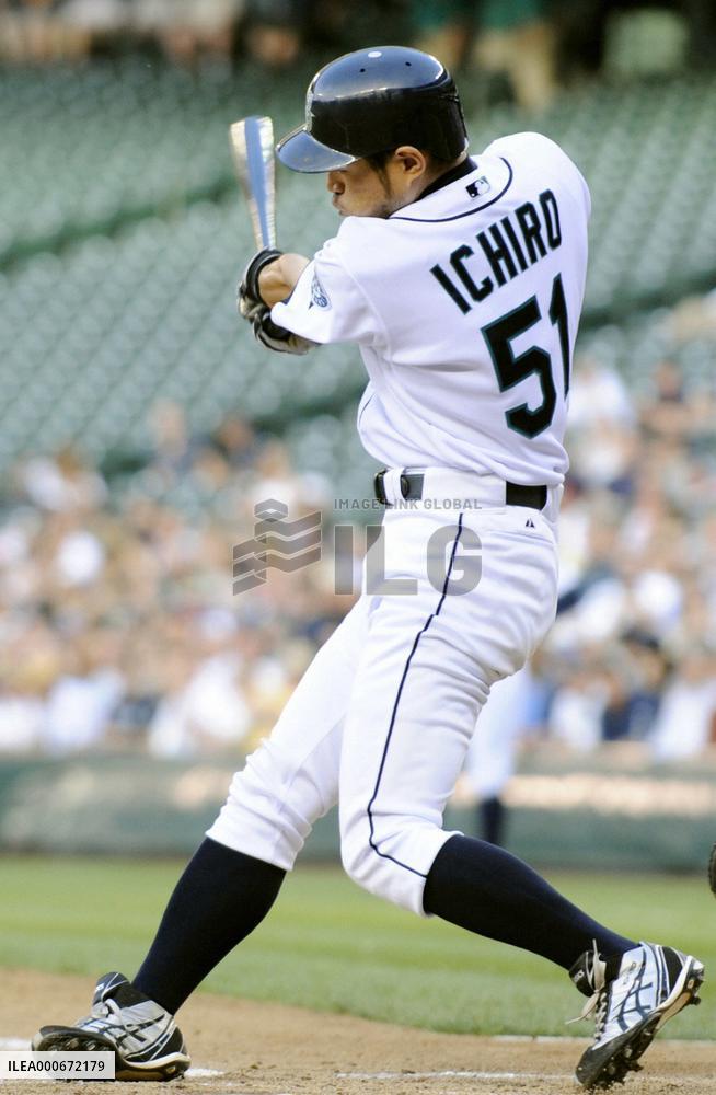 Ichiro extends hitting streak to record 27 games