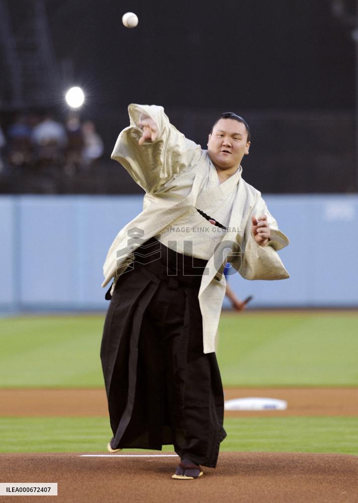 Sumo grand champion Hakuho throws ceremonial 1st pitch