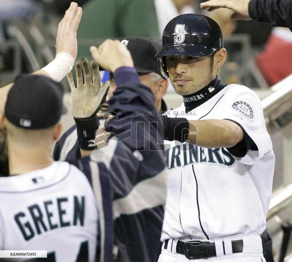 Ichiro records 2,500 hits in Japan, major leagues
