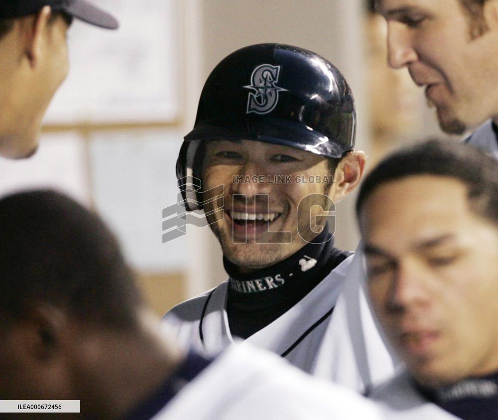 Ichiro records 2,500 hits in Japan, major leagues