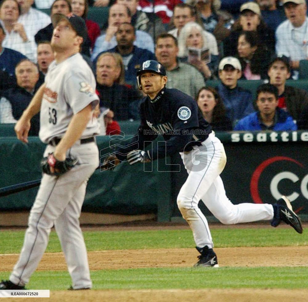 Ichiro doubles to center against Astros