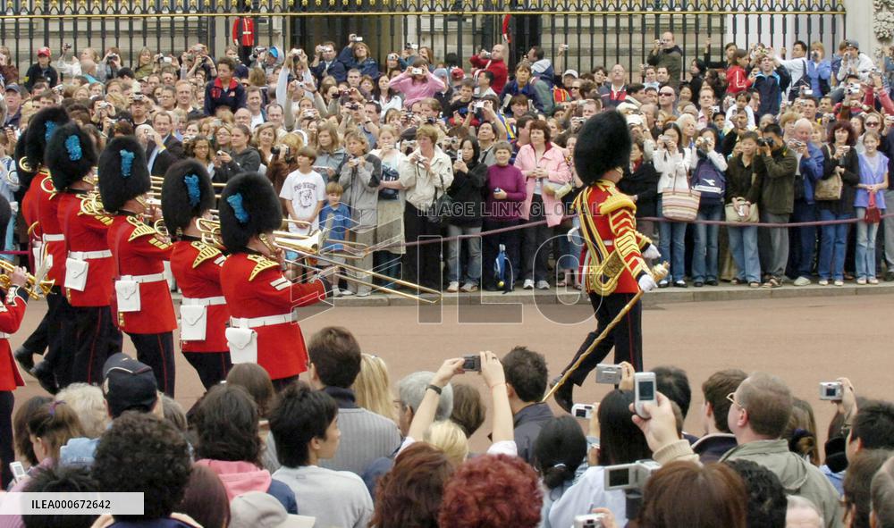 Tourists visit Buckingham Palace to see Changing of Guard