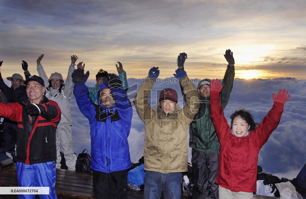 Mt. Fuji opened to climbers