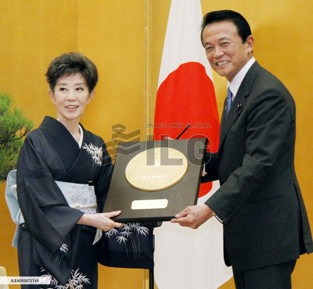 Actress Mori receives People's Honor Award from gov't