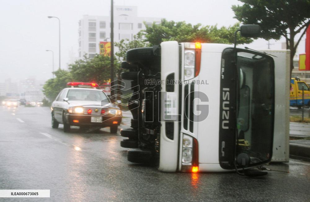 Powerful typhoon hurts 5, floods 20 houses in Okinawa