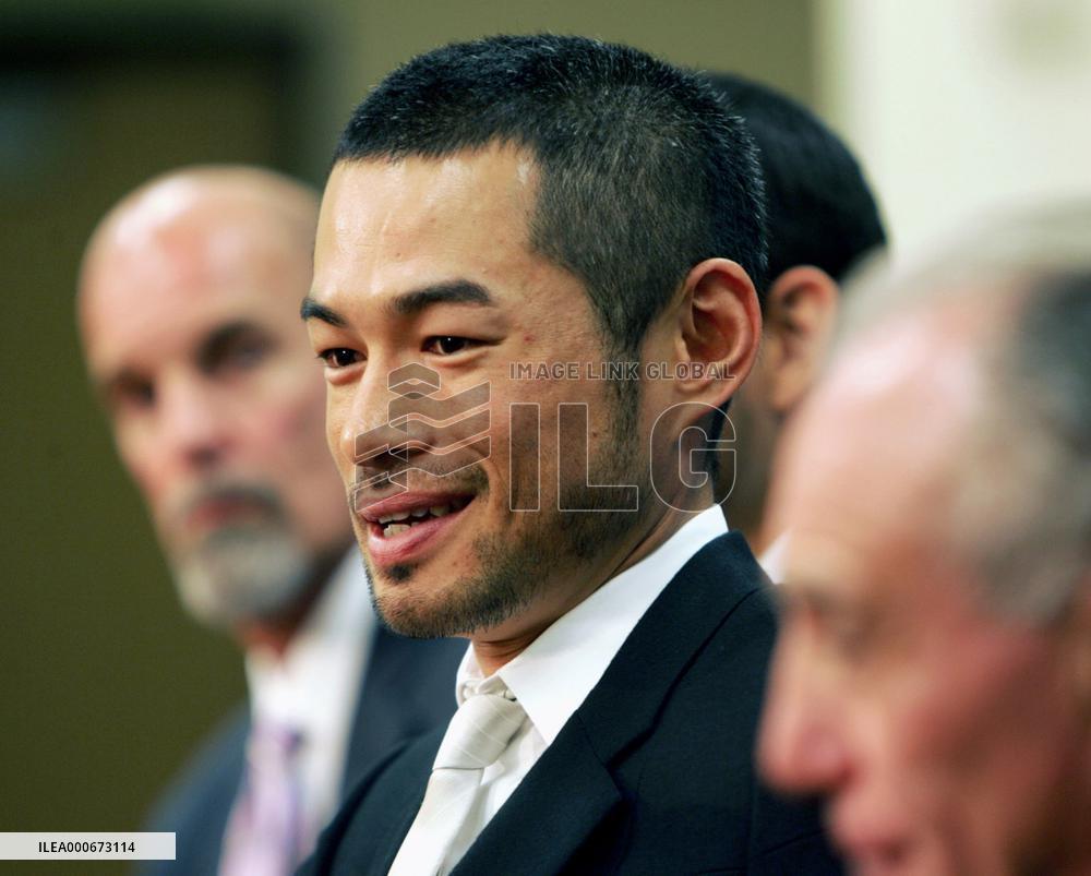 Ichiro signs 5-year deal with Mariners