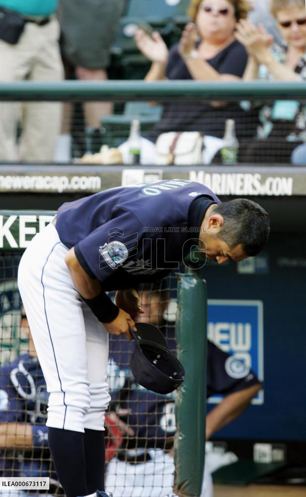 Ichiro signs 5-year deal with Mariners