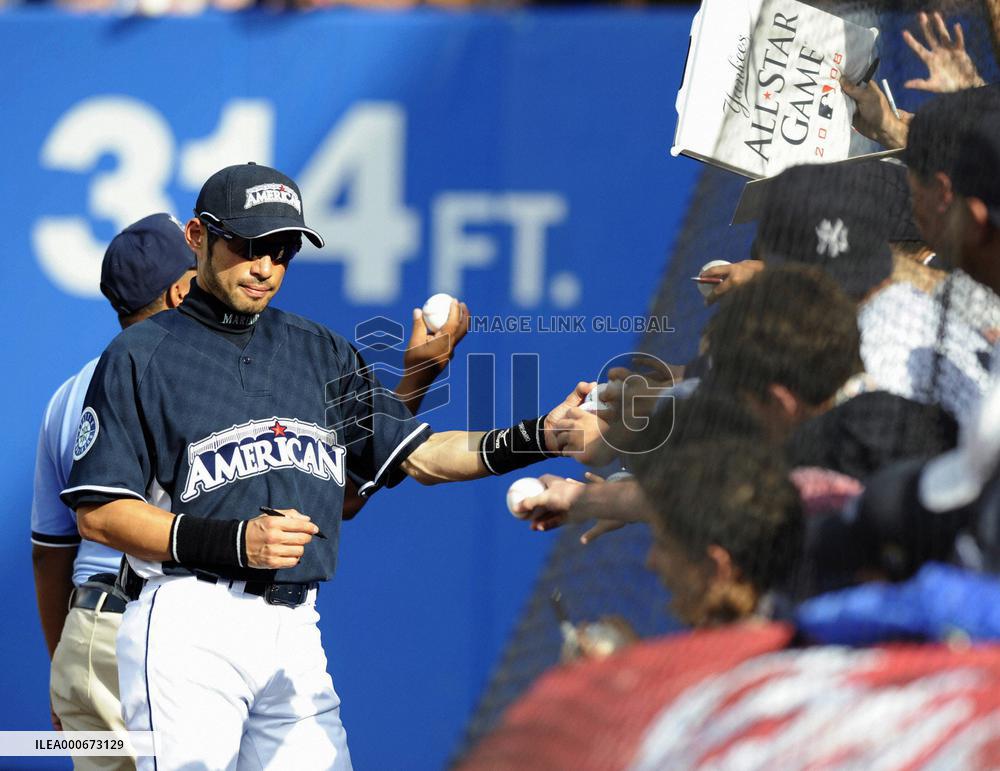 Ichiro gives autograph to fans
