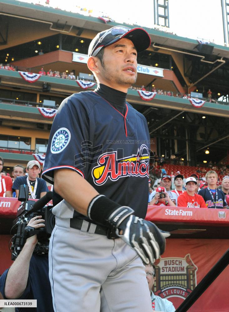 Ichiro heads for batting practice in St. Louis