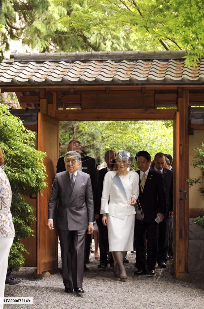 Japan emperor, empress visit Univ. of British Columbia