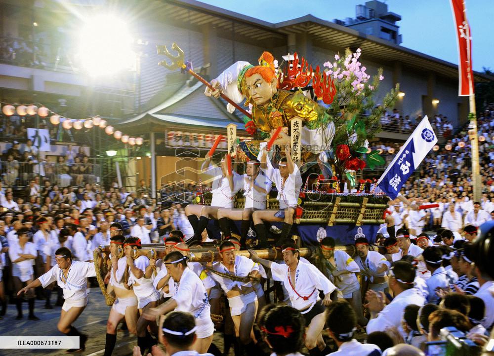 Hakata Yamagasa Festival culminates with float-carrying event