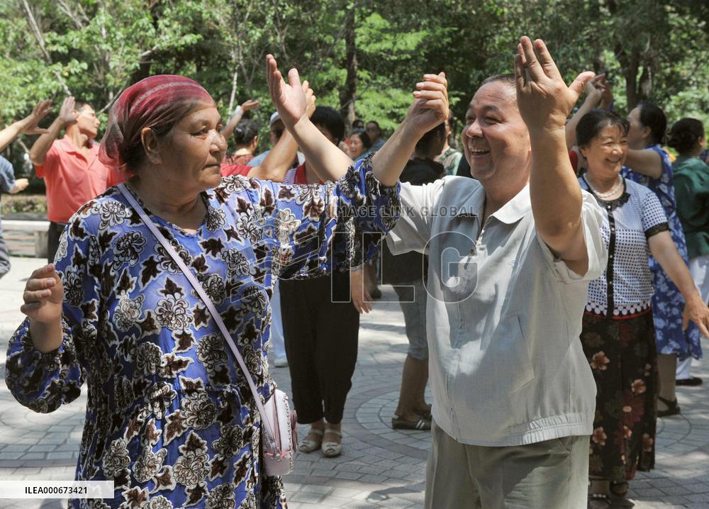 Uyghurs, Hans resume dancing together in Urumqi