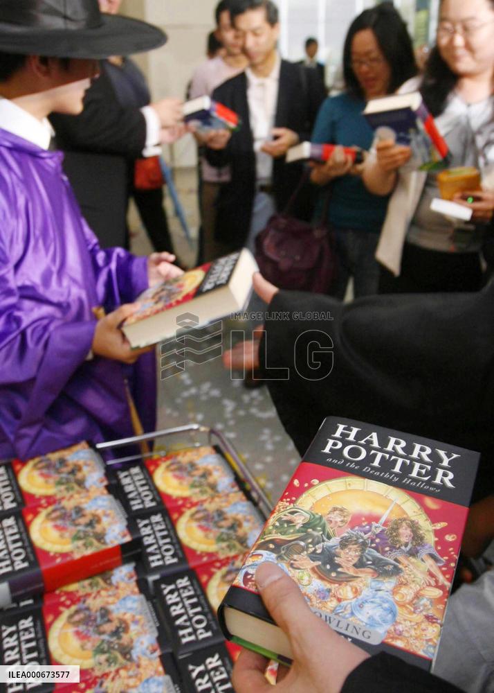 Few queuing for Harry Potter book in Japan as fans await transla