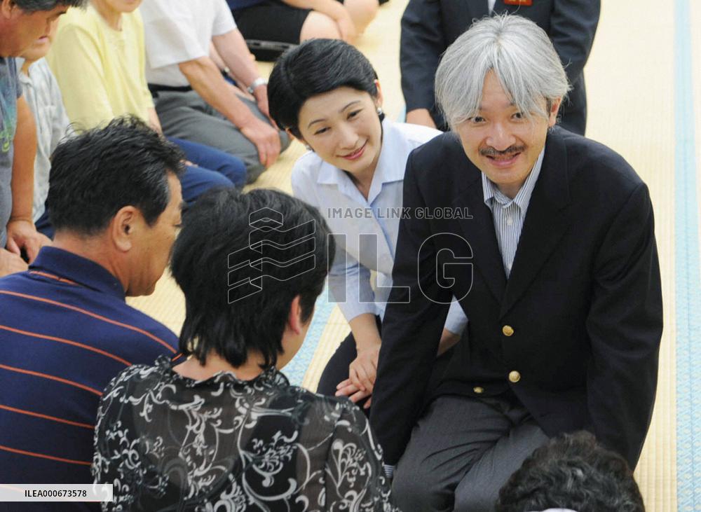 Prince Akishino encourages earthquake evacuees