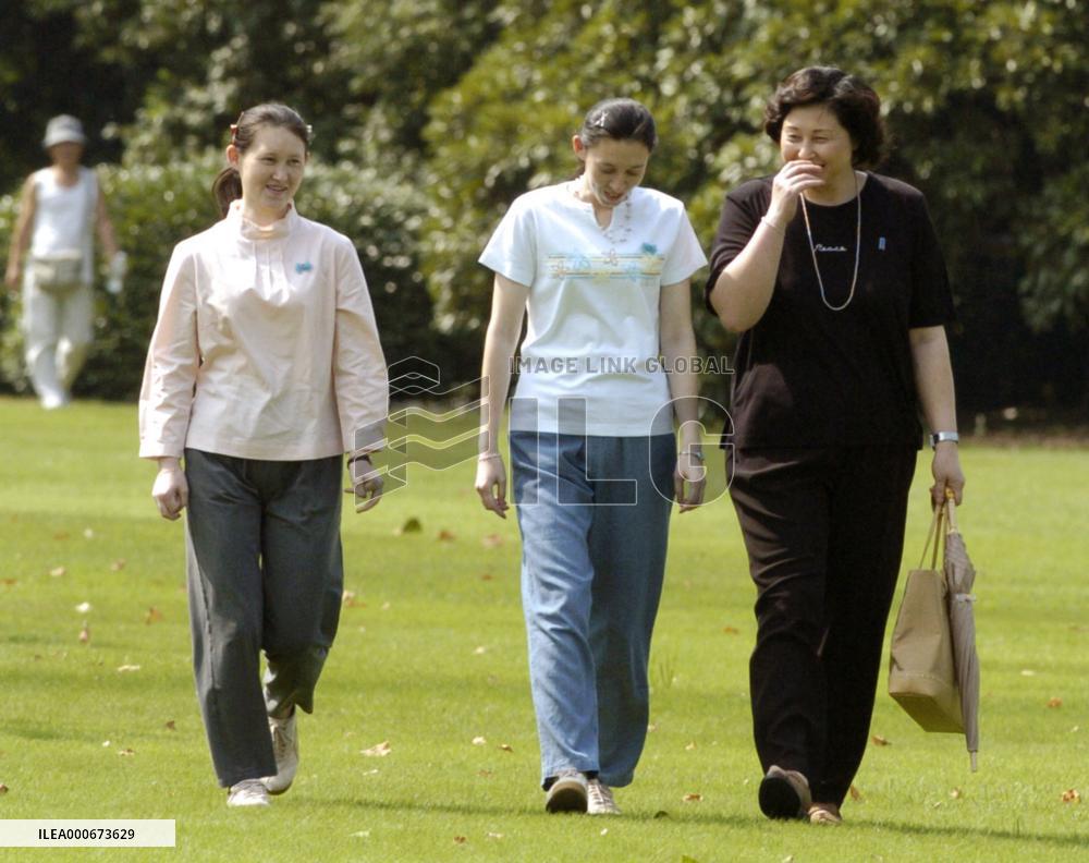 (1)Soga, two daughters stroll in Tokyo park