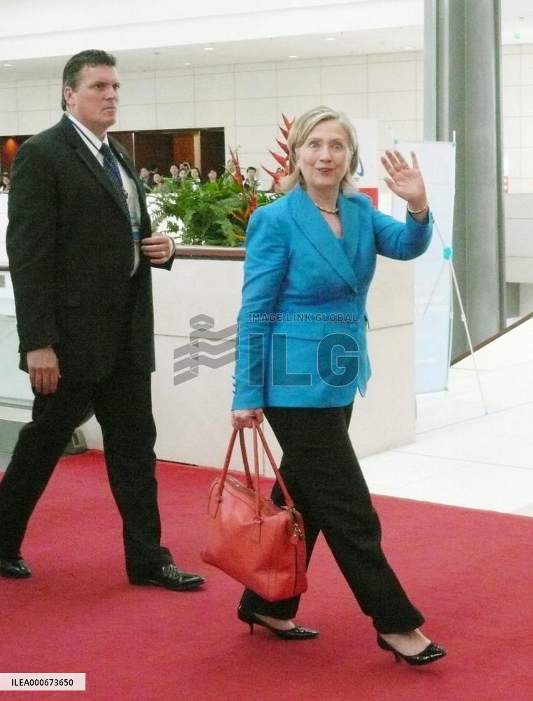 Clinton in Hanoi for ASEAN forum