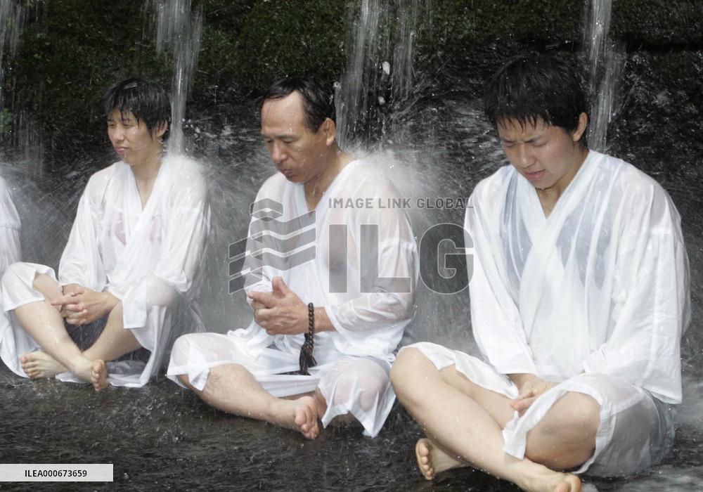 Female Japanese wrestlers undergo extreme training