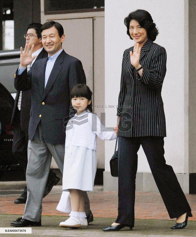 Crown prince, family make holiday in Nasu