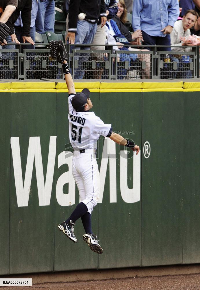 Mariners' Suzuki makes leaping catch