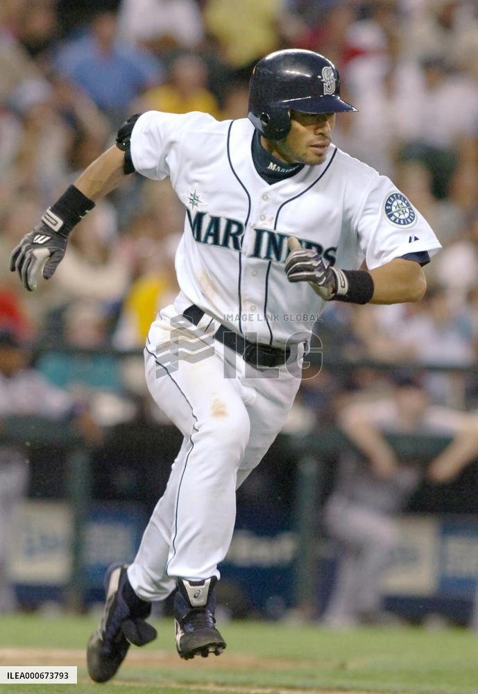 Ichiro triples against Tigers, helps team win