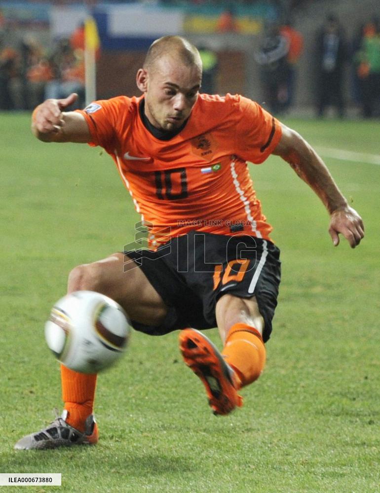 Netherlands defeat Brazil 2-1