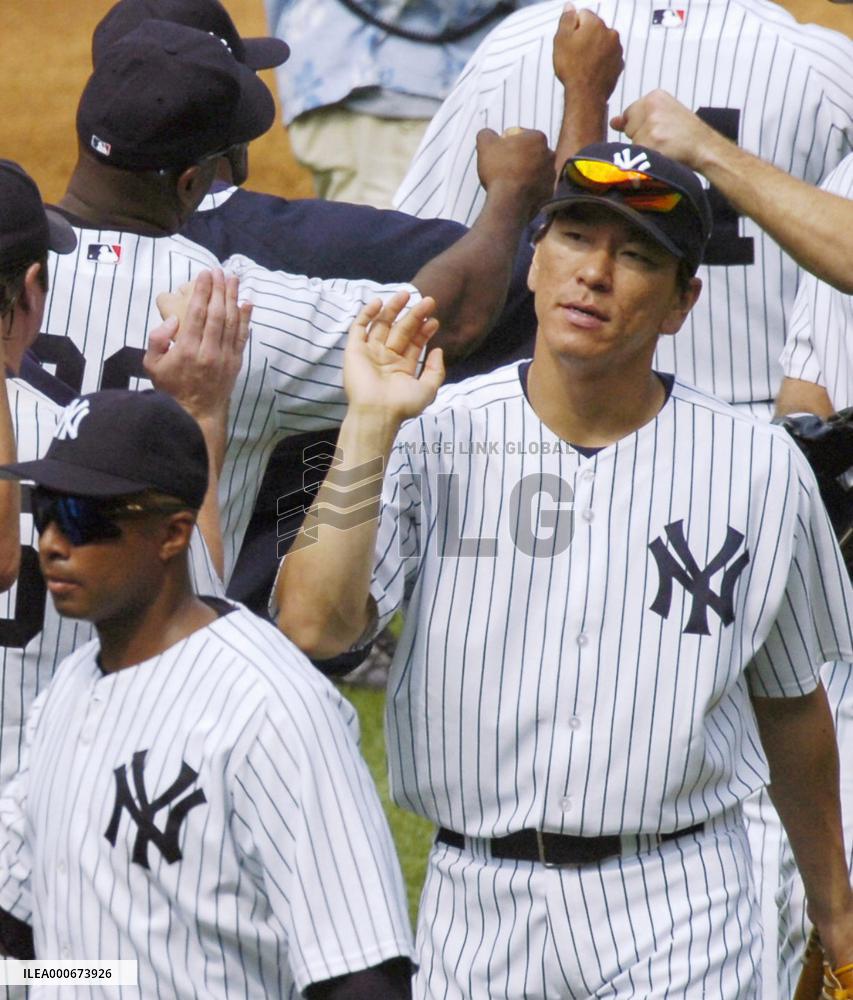 Matsui extends hitting streak on record-breaking day