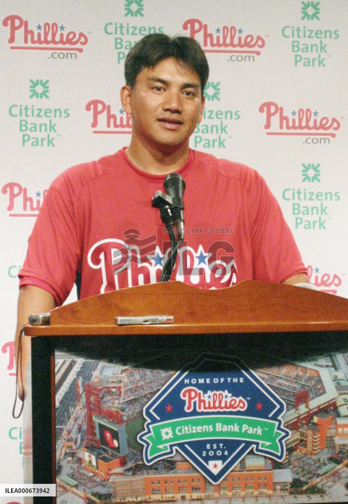 Iguchi joins Phillies