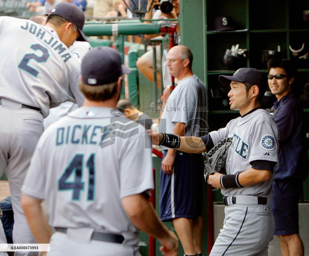 Ichiro scores 3,000th career hit