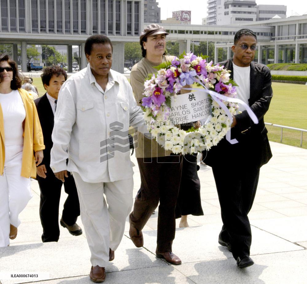 Renowned musicians offer wreath for Hiroshima A-bomb victims